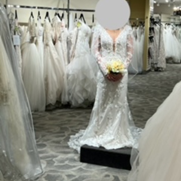 Wedding gown - Picture 7 of 9